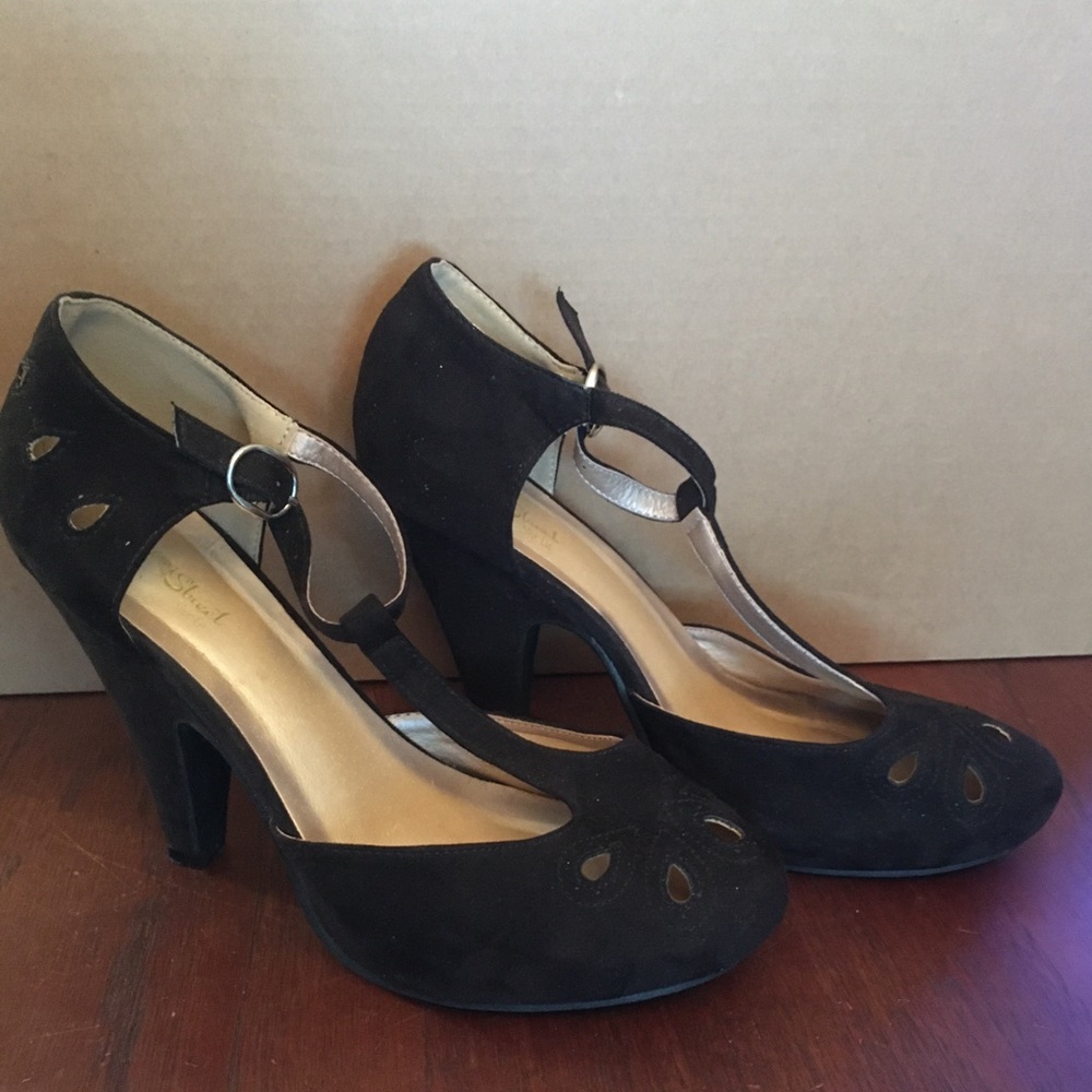 Pinup style Graham Street velvety black 4” heels. Size 8.